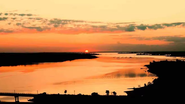 Rancho à Beira do Rio- Piscina e Acesso para Embarcações