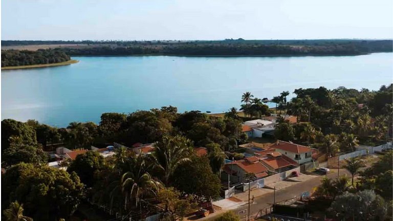 Rancho à Beira do Rio- Piscina e Acesso para Embarcações
