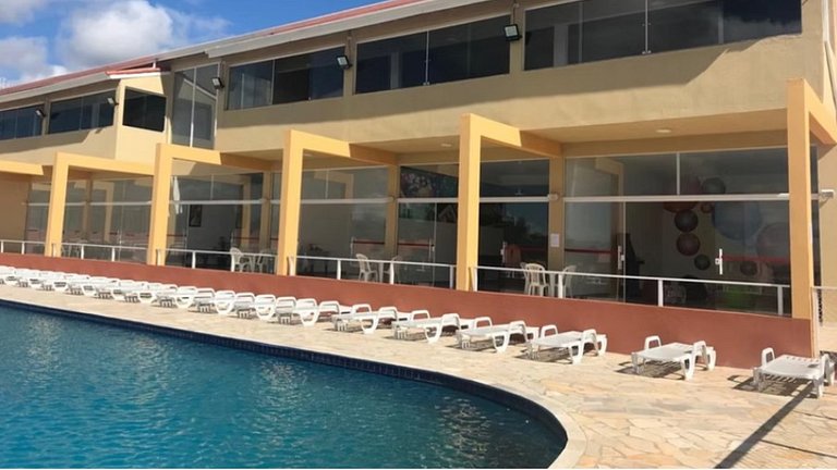 Chalé em Resort Catarina Home Club, Conforto, piscina e laze