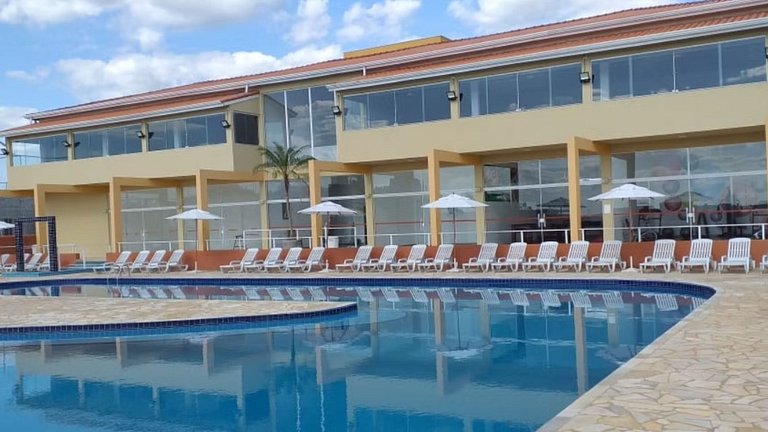 Chalé em Resort Catarina Home Club, Conforto, piscina e laze