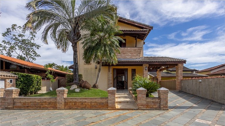 Casa ampla com jardim no Condomínio Morada da Praia