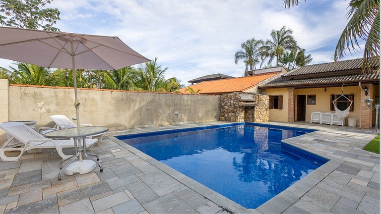 Casa com Piscina e Cascata no Morada da Praia