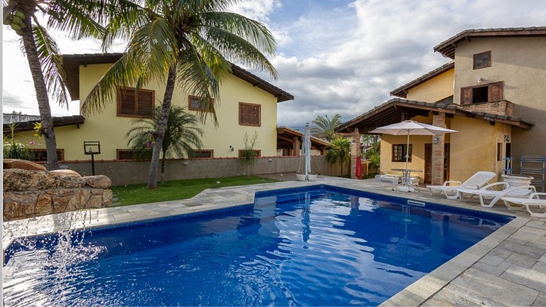 Casa com Piscina e Cascata no Morada da Praia