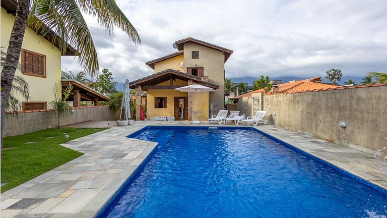 Casa com Piscina e Cascata no Morada da Praia