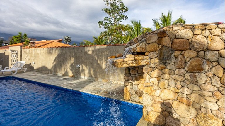 Casa com Piscina e Cascata no Morada da Praia