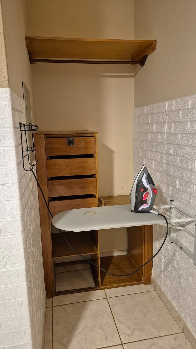 Quarto | Suíte com Ar | Mesa para refeições e frigobar.