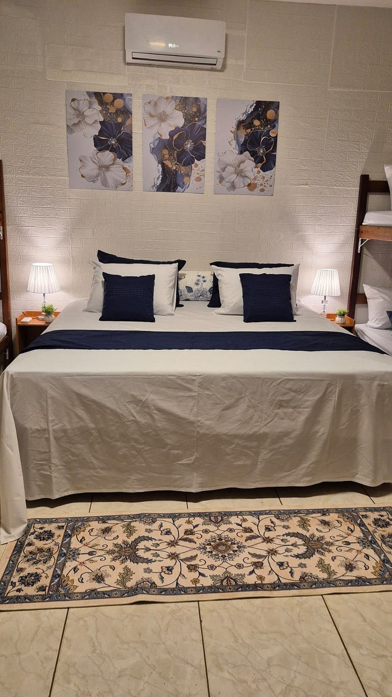 Quarto | Suíte com Ar | Mesa para refeições e frigobar.