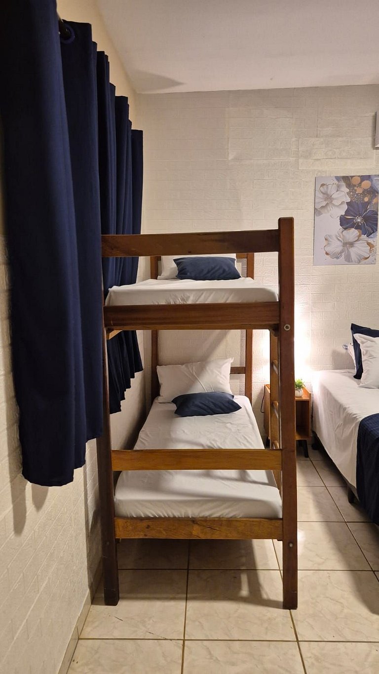 Quarto | Suíte com Ar | Mesa para refeições e frigobar.