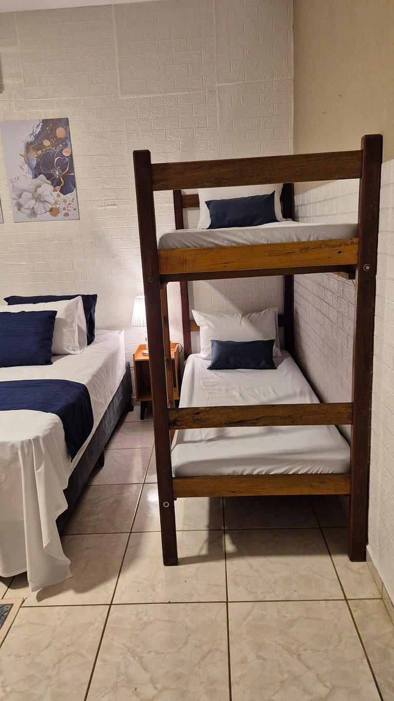 Quarto | Suíte com Ar | Mesa para refeições e frigobar.