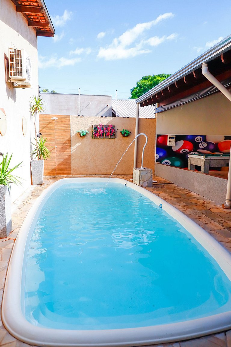 Quarto | Suíte com Ar | Mesa para refeições e frigobar.