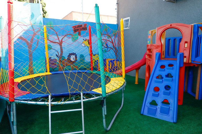 Quarto | Suíte com Ar | Mesa para refeições e frigobar.