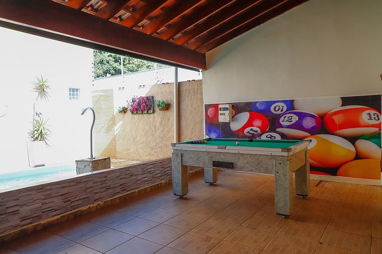 Quarto | Suíte com Ar | Mesa para refeições e frigobar.