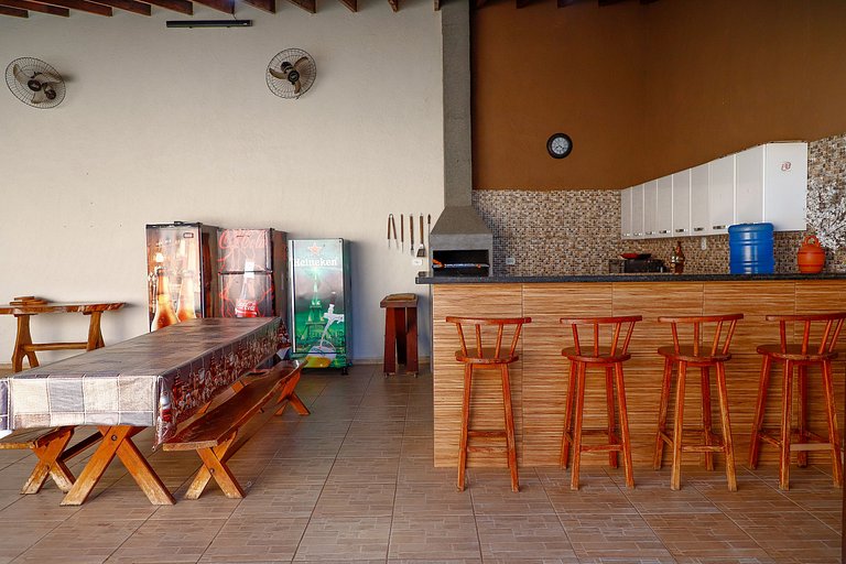 Quarto | Suíte com Ar | Mesa para refeições e frigobar.