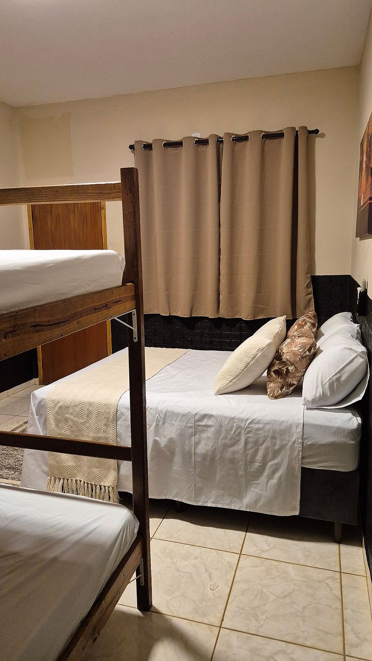 Suíte Privativa c/ Ar, TV e Banheiro | Até 6 Hóspedes