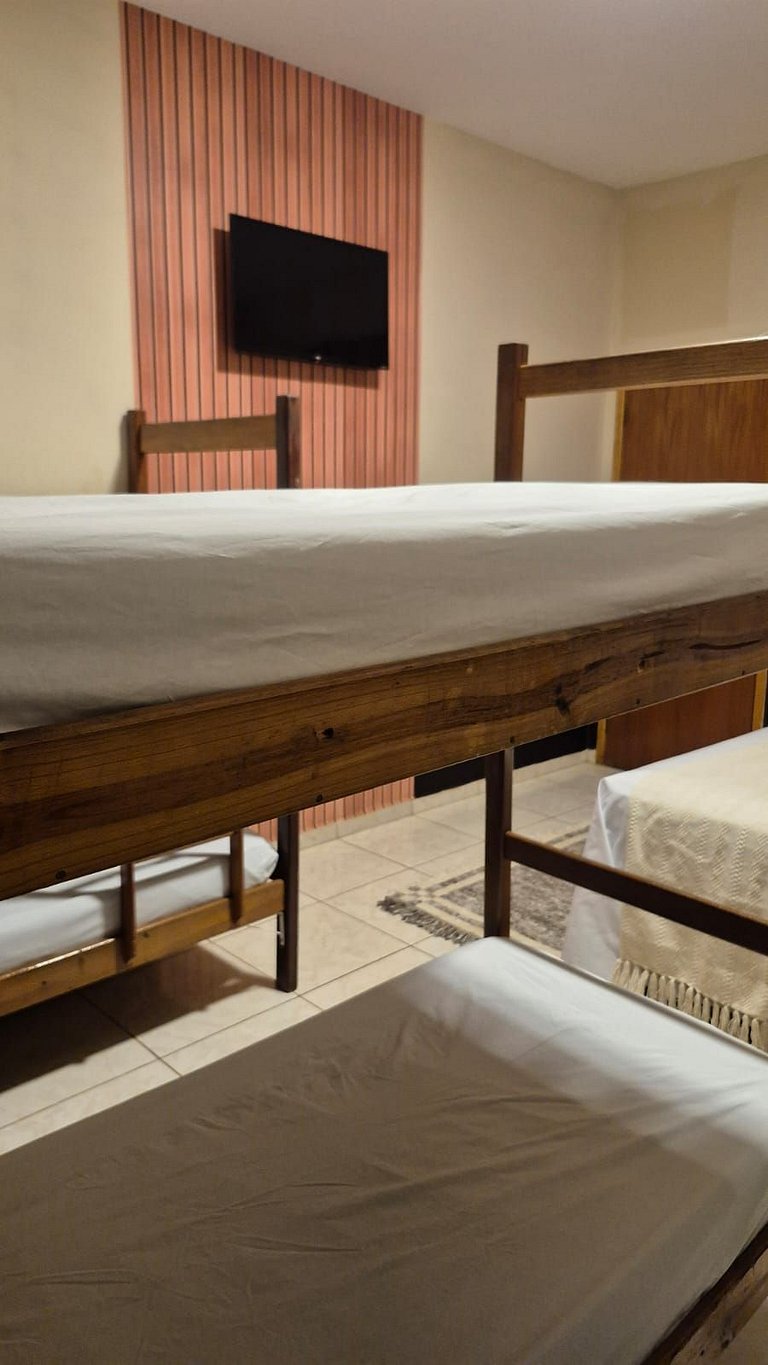 Suíte Privativa c/ Ar, TV e Banheiro | Até 6 Hóspedes