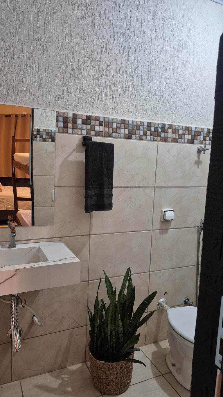 Suíte Privativa c/ Ar, TV e Banheiro | Até 6 Hóspedes