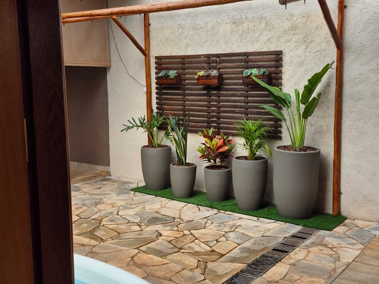 Quarto | Suíte com Ar | Mesa para refeições e frigobar.