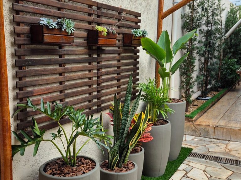 Quarto | Suíte com Ar | Mesa para refeições e frigobar.