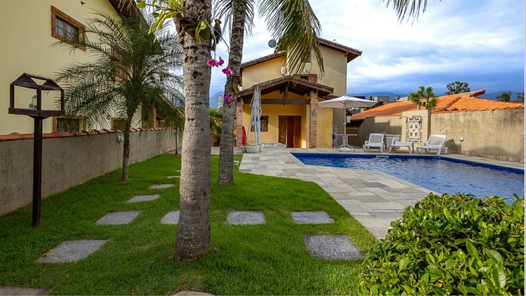 Casa ampla com jardim no Condomínio Morada da Praia