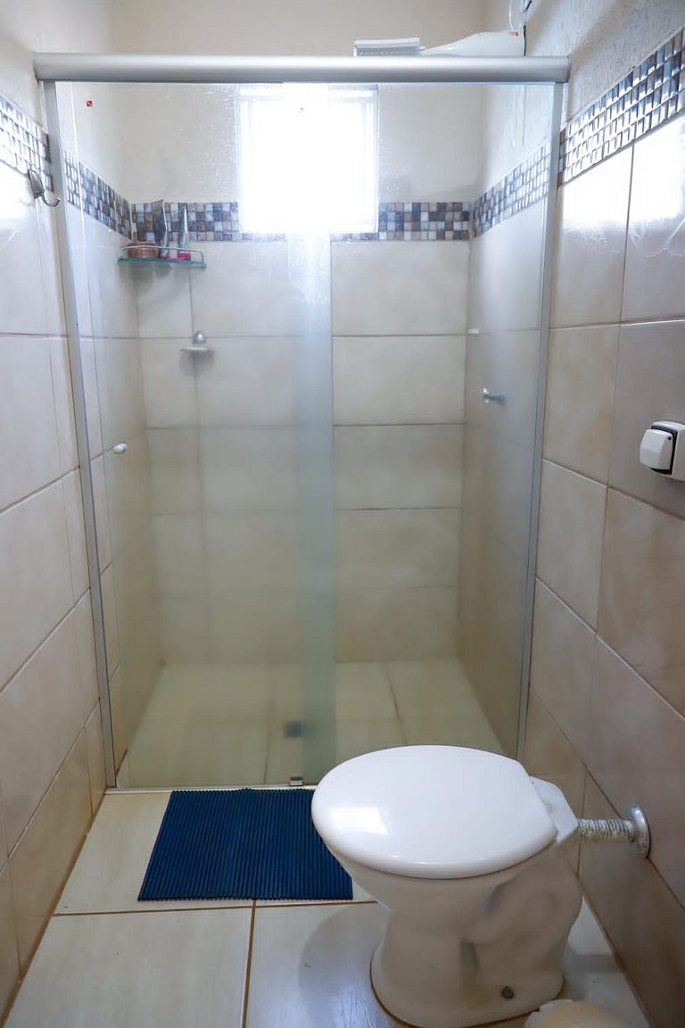 Quarto | Suíte com Ar | Mesa para refeições e frigobar.