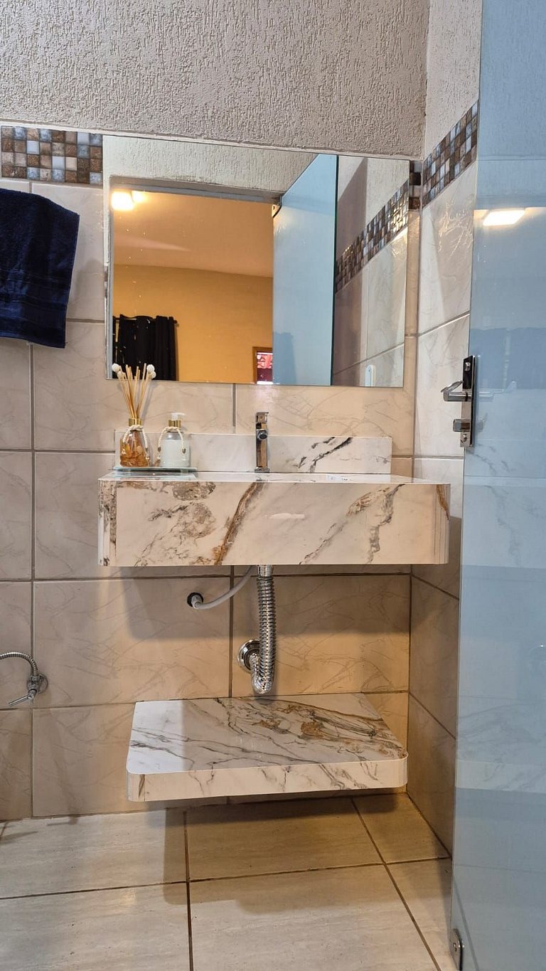 Quarto | Suíte com Ar | Mesa para refeições e frigobar.
