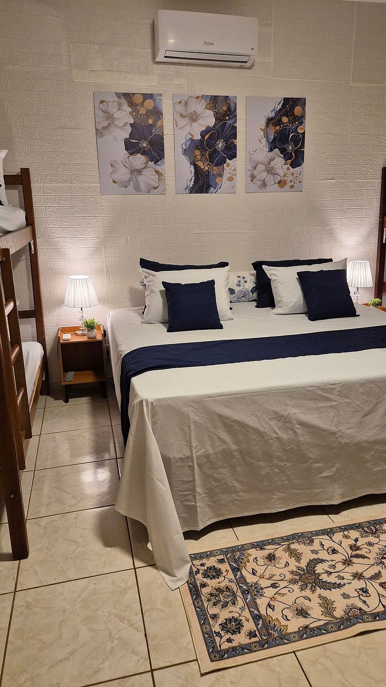 Quarto | Suíte com Ar | Mesa para refeições e frigobar.