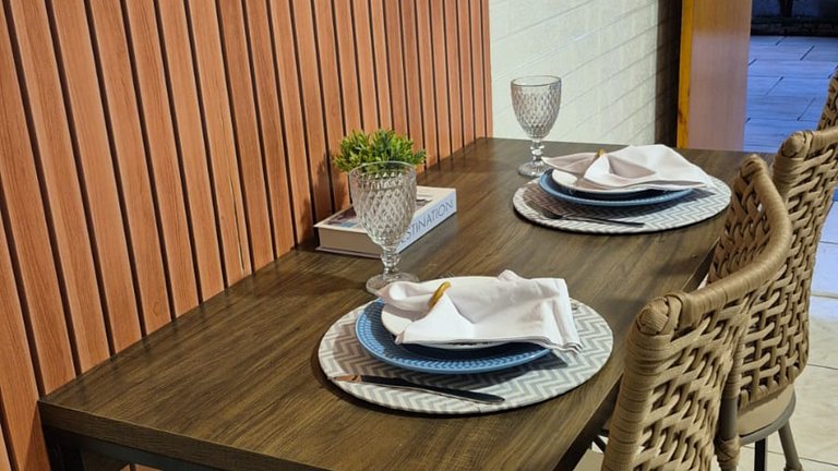 Quarto | Suíte com Ar | Mesa para refeições e frigobar.