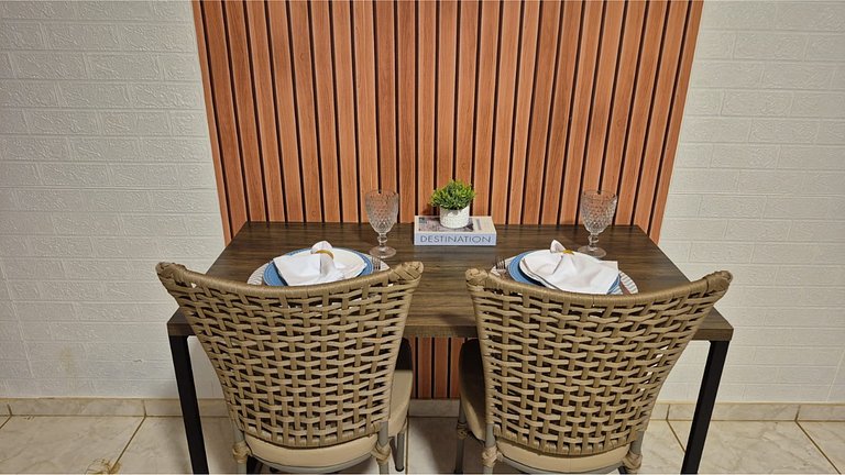 Quarto | Suíte com Ar | Mesa para refeições e frigobar.