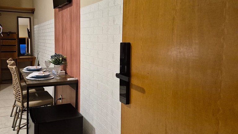 Quarto | Suíte com Ar | Mesa para refeições e frigobar.