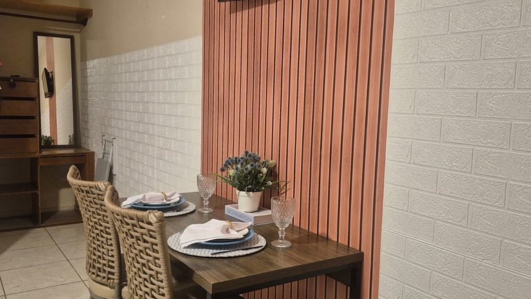 Quarto | Suíte com Ar | Mesa para refeições e frigobar.