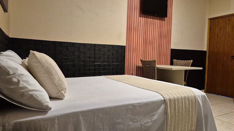Suíte com cafe da manhã, , TV, piscina e churrasqueira.