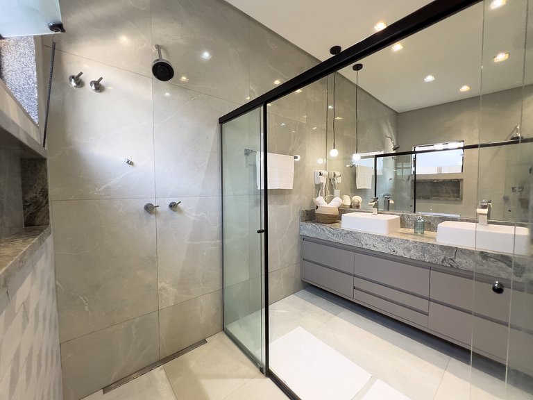Casa  Climatizada, 3 Suítes, Piscina, Área Gourmet