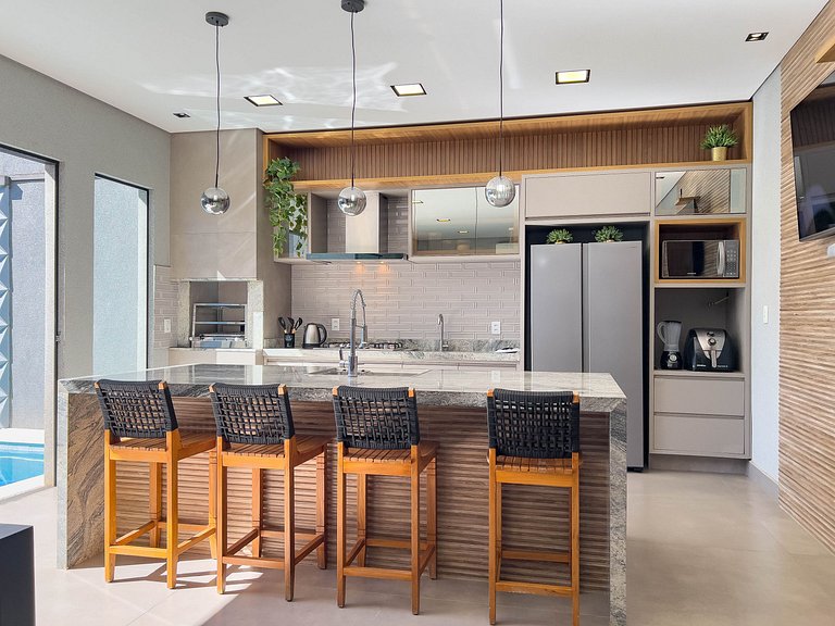 Casa  Climatizada, 3 Suítes, Piscina, Área Gourmet