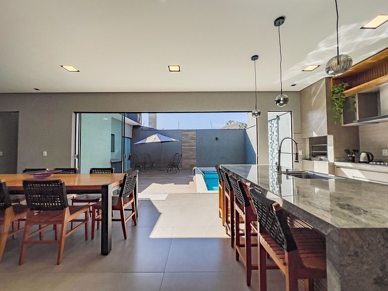 Casa  Climatizada, 3 Suítes, Piscina, Área Gourmet