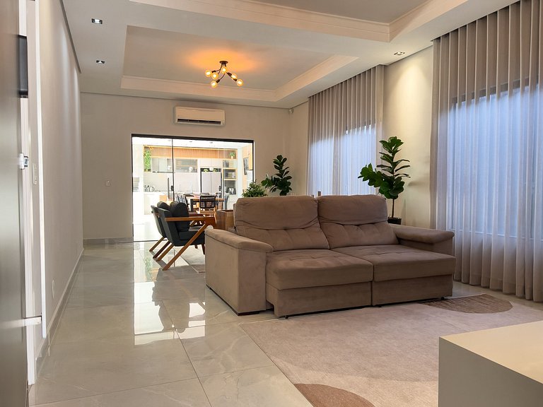 Casa  Climatizada, 3 Suítes, Piscina, Área Gourmet
