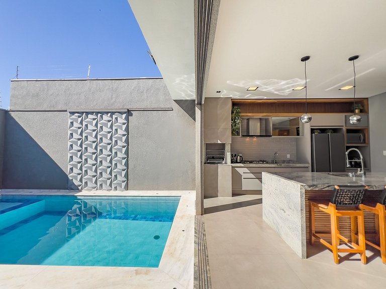 Casa  Climatizada, 3 Suítes, Piscina, Área Gourmet