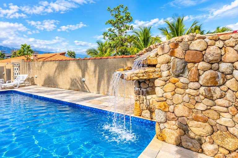 Casa com Piscina e Cascata no Morada da Praia