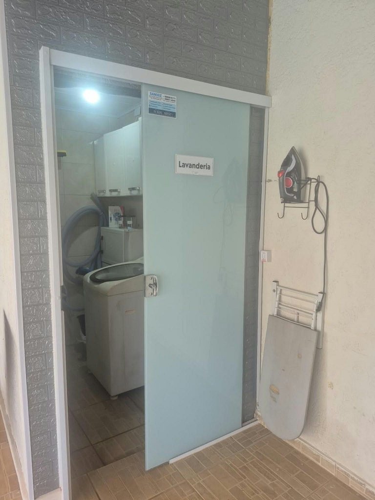 Suite com café da manhã, mesa para refeições e frigobar.