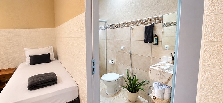Suite com café da manhã, mesa para refeições e frigobar.