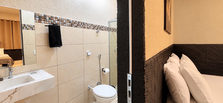 Suíte com cafe da manhã, , TV, piscina e churrasqueira.