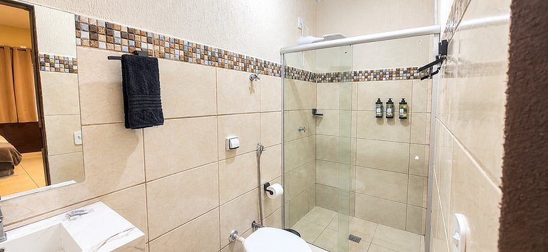Suíte com cafe da manhã, , TV, piscina e churrasqueira.